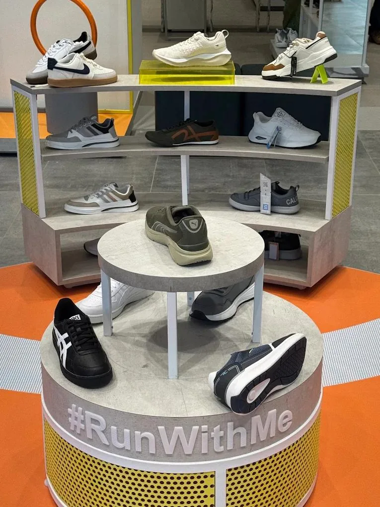 Retail fixture display